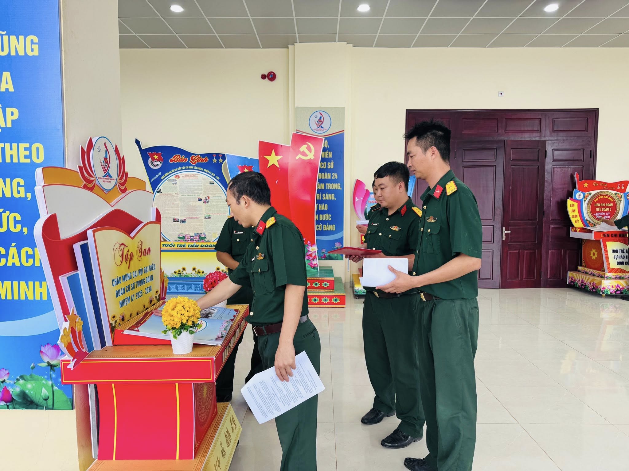 TRUNG ĐOÀN 24 TỔ CHỨC CHẤM THI BÁO TƯỜNG